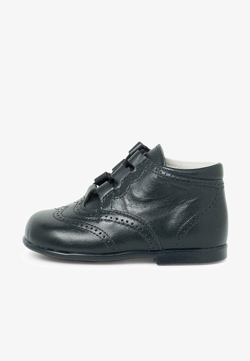 Chaussure en cuir noir avec des détails de brogue décoratifs, à lacets, à talon bas et avec un intérieur rembourré pour le confort.