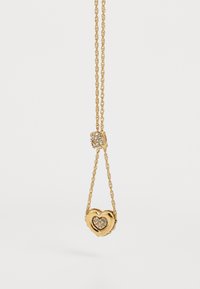 Gouden ketting met een hartvormige hanger. De hanger heeft een gestructureerd oppervlak en een cluster van ronde rhinestones aan de binnenkant.