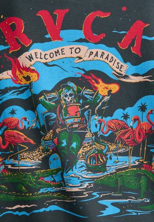 Szkielet w zielonym stroju, opierający się na tronie z płonącymi pochodniami, otoczony różowymi flamingami i zielonymi krokodylami w pobliżu wody.