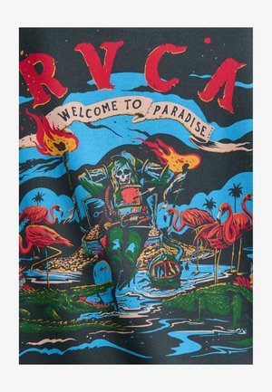 Szkielet w zielonym stroju, opierający się na tronie z płonącymi pochodniami, otoczony różowymi flamingami i zielonymi krokodylami w pobliżu wody.