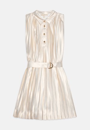 Vestido de cetim sem mangas em marfim cremoso com colarinho, botões frontais e saia plissada. Inclui um cinto coordenado com uma fivela circular dourada.
