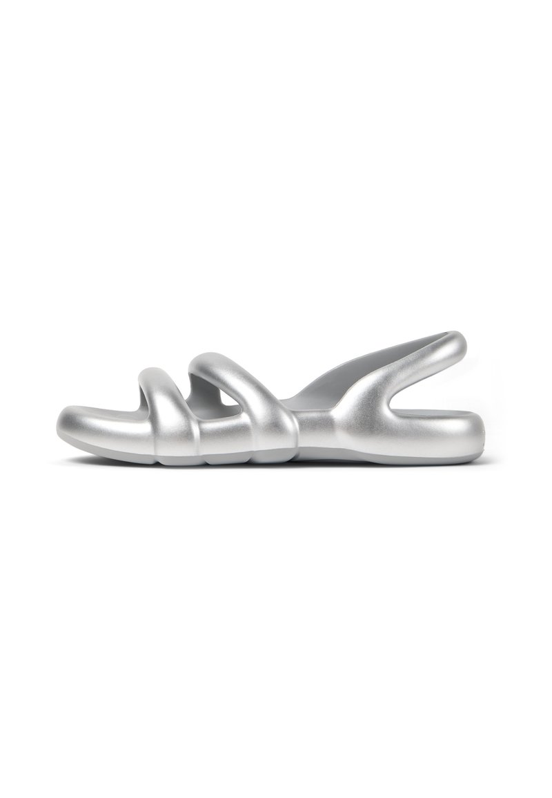 Silver sandaler med en slät, glansig yta. Har tre böjda band överst och en formad sula för komfort. Minimalistisk design.