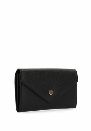 Zwart gestructureerd leren portemonnee met envelopvormige klep, bevestigd met een enkele kleine gouden drukknop, weergegeven gesloten op een witte achtergrond.