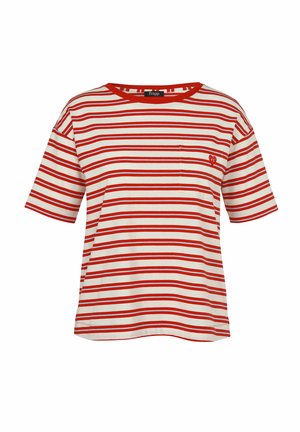 Weißes kurzärmeliges T-Shirt mit horizontalen roten Streifen, rundem Ausschnitt, Brusttasche und kleiner roter Herzstickerei auf der Tasche.