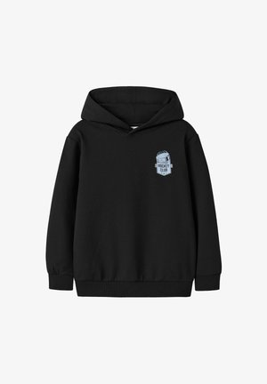 Svart hoodie gjord av en bomullsblandning; har en framficka, ribbade muddar och en tryckt "Hockeyklubb"-logotyp på bröstet.