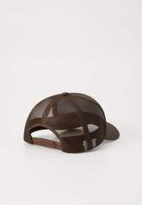 Barna hálós baseball sapka, egytársas szövet napellenzővel. Jellemzője a snapback záródás és a félig átlátszó hálós panelek a légáteresztés érdekében.
