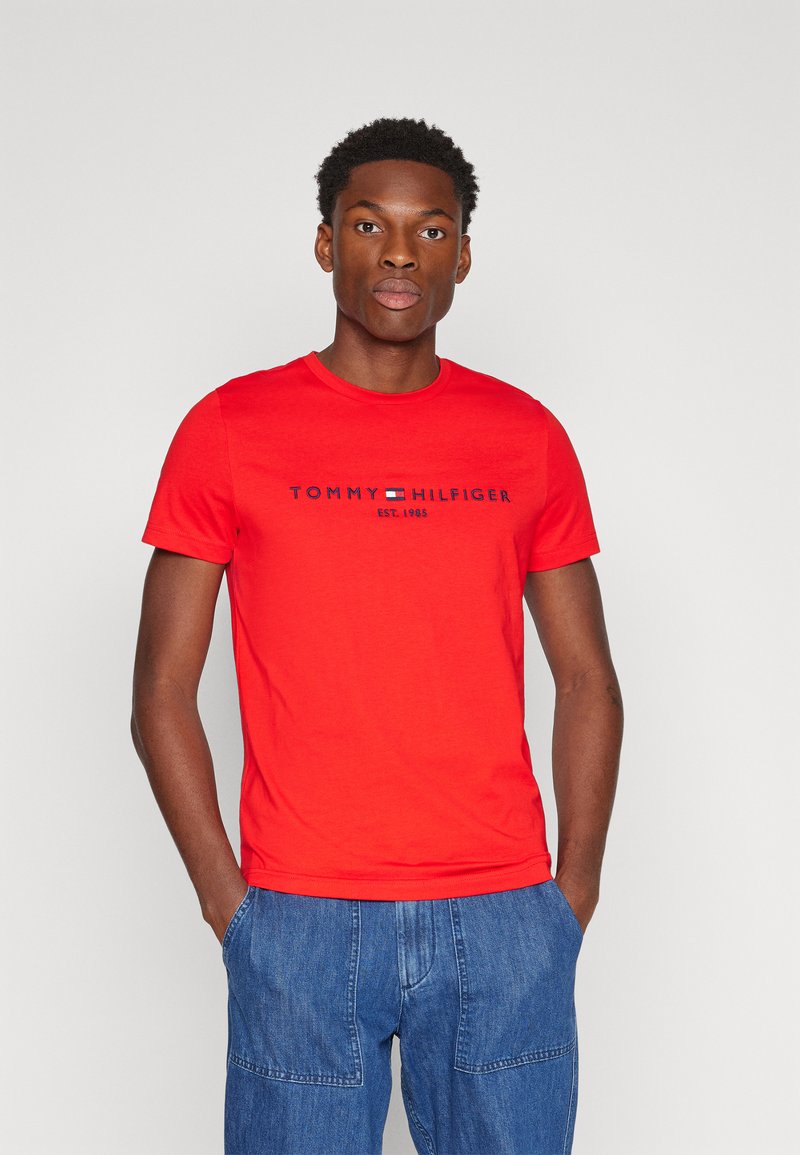 Tommy Hilfiger LOGO TEE - T-shirts med print - fierce red