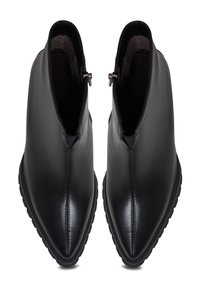 Bottines en cuir noir avec un bout pointu, des zips sur les côtés et des semelles en caoutchouc texturé. Tige lisse avec un minimum de détails de couture.