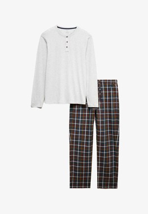 T-shirt henley à manches longues gris clair avec patte de boutonnage à trois boutons, associé à un pantalon à carreaux multicolores dans des tons sombres et chauds.