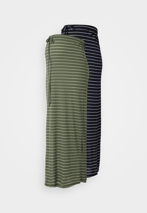 Dwie długie spódnice wyeksponowane obok siebie. Jedna jest oliwkowa w białe paski, a druga granatowa w białe paski. Obie mają regulowane szarfy w pasie.