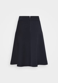 Jupe noire longueur genou avec une taille haute et une fermeture éclair au dos, silhouette évasée sur un fond blanc uni.