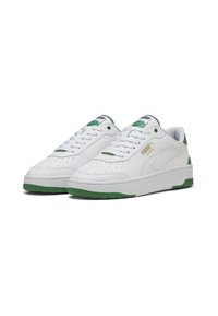 Hvide lædersneakers med grønne accenter på hælen og tungen. De har perforeringer, en flad sål og snørebånd for en sikker pasform.