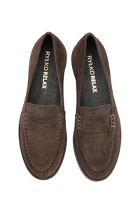 Para brązowych zamszowych mokasynów ze zdobieniami w formie przeszyć oraz czarne wkładki z nadrukiem "RYŁKO RELAX" w złotym kolorze.