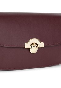 Borsa a tracolla in pelle borgogna profonda con una elegante chiusura in metallo dorato arrotondata e cuciture sottili lungo i bordi. Texture liscia.