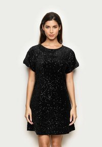 Černé flitrové šaty s krátkými rukávy, kulatým výstřihem a siluetou ve tvaru A, se strukturovaným povrchem a jiskřícími akcenty.