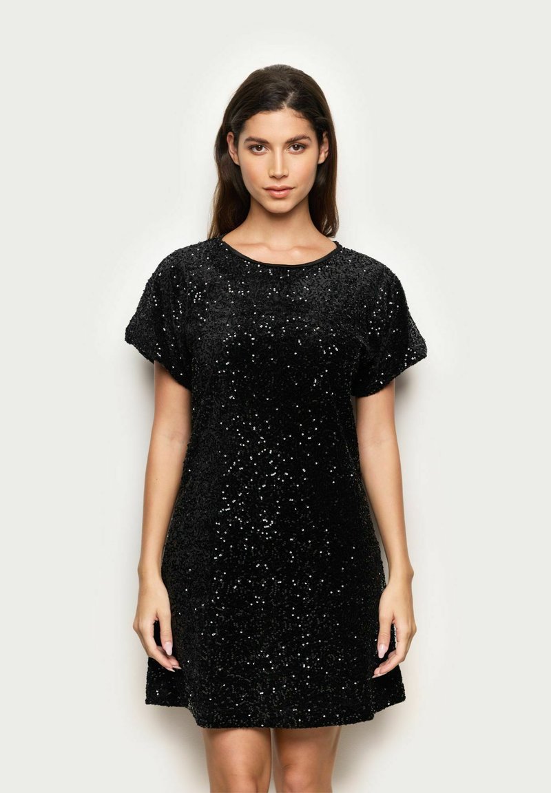 Černé flitrové šaty s krátkými rukávy, kulatým výstřihem a siluetou ve tvaru A, se strukturovaným povrchem a jiskřícími akcenty.