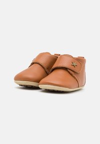 Zapatos de cuero marrón para toddlers con un acabado texturizado, que cuentan con una correa de Velcro y un acento de estrella en el costado. Suela suave para mayor comodidad.