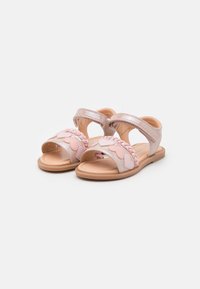 Rosa sandaler med flette-detaljer og hjerte-aksenter. Laget av syntetisk materiale, med åpen tå og justerbare stropper. Flat såle.