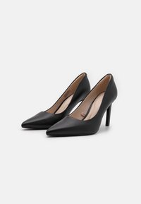 Escarpins noirs à talon haut avec un bout pointu, un extérieur en cuir lisse et un talon aiguille élégant. L'intérieur présente une doublure beige clair.