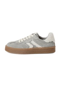 Sneaker en suède gris clair avec des accents en fourrure blanche, des lacets crème et une semelle en caoutchouc marron texturée, vue de côté.