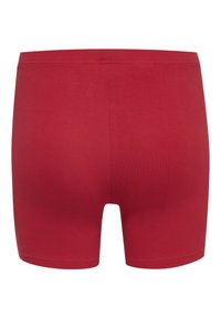 Rote Baumwollboxershorts mit glatter Textur, elastischem Bund und tailliertem Design. Keine sichtbaren Nähte oder Muster.
