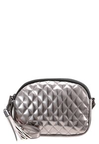 Borsa a tracolla metallizzata argento trapuntata con cerniera nera, manico da polso e motivo a diamante testurizzato sulla superficie.