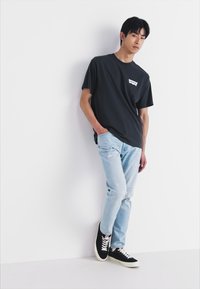 Levi's® VINTAGE FIT GRAPHIC - Nyomott mintás póló - pirate black