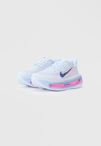 Tênis atléticos azul claro com upper em malha, apresentando uma unidade de ar rosa, sola texturizada e um logótipo swoosh azul na lateral.