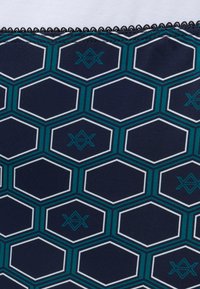 Ύφασμα ναυτικού με σχέδιο εξάγωνων σε πετρόλ και λευκό, μερικά εξάγωνα περιέχουν πετρόλ έμβλημα με διασταυρούμενες γραμμές, επάνω με μαύρη επένδυση με θηλιές.