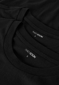 Sorte bomuld T-shirts stablet, med rund hals og label trykt med "TWO SOON" og størrelse "S" på indersiden. Glat tekstur.