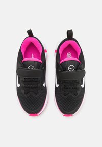 Zwarte sportieve sneakers met roze accenten, bovenwerk van mesh, ronde neus, veters, verstelbare band en witte logodetail aan de zijkant.