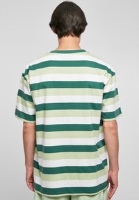 Starter STARTER SUN STRIPES - Marškinėliai su spaudiniu - darkfreshgreen vintagegreen white