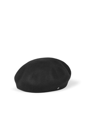 Sort uldberet med lille sølvfarvet logopind på siden, vist mod en hvid baggrund.