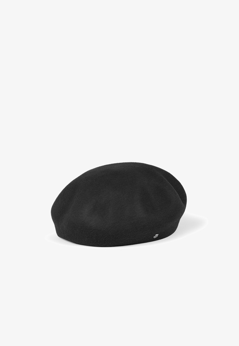 Béret en laine noire avec une petite épingle logo argentée sur le côté, présenté sur un fond blanc.