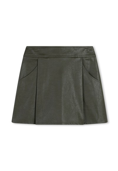 Jupe mini en cuir olive avec une texture lisse, dotée de deux poches avant, d'une taille cintrée et d'un design évasé.