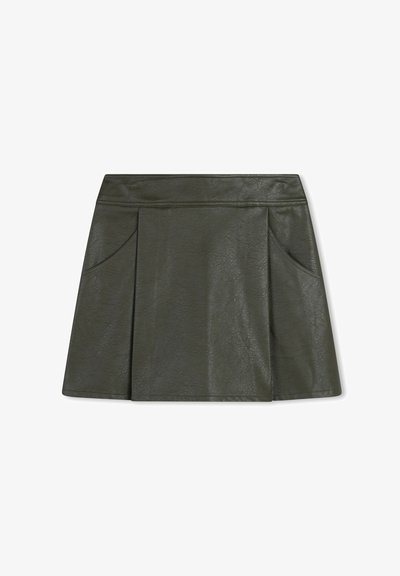 Jupe mini en cuir olive avec une texture lisse, dotée de deux poches avant, d'une taille cintrée et d'un design évasé.