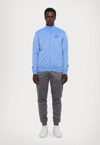 EA7 Emporio Armani TRAIN CORE SUIT - Melegítő - light blu/grey