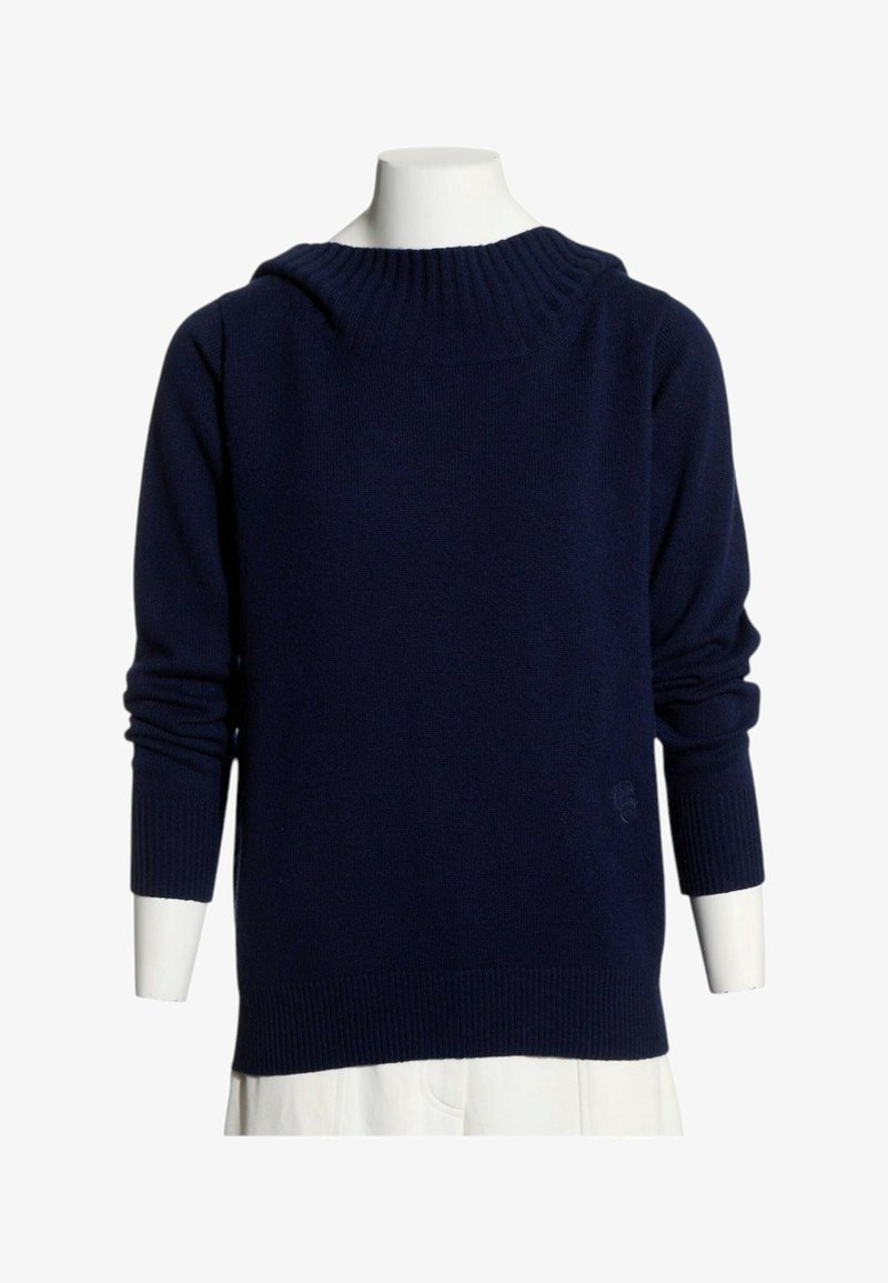 Pull en maille bleu marine à manches longues avec poignets et col côtelés présenté sur un torse de mannequin blanc.