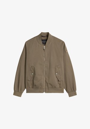 Jasnobrązowa kurtka bomberka z przednim zamkiem błyskawicznym, dwoma kieszeniami na klapki zapinanymi na zatrzaski oraz ściągaczami przy mankietach i kołnierzu.