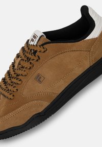 Fila SLANTSHOT - Sneaker low - chipmunk/black