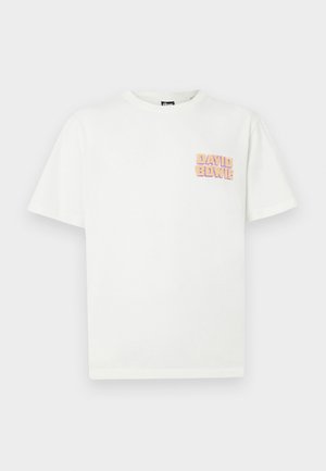 Valge lühikese varrukaga t-särk, mille vasakul rinnal on "David Bowie" tekst roosa ja oranži värviga.