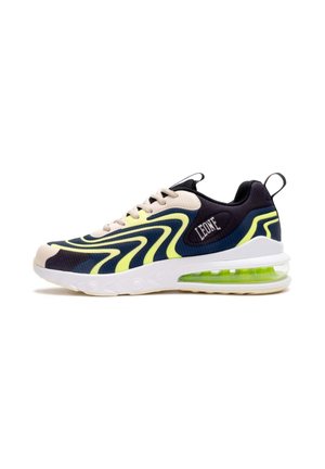 Sneaker atletica con motivi a onde nere, beige e giallo neon, suola bianca con cuscino d'aria verde visibile e marchio "LEONE" sul lato.