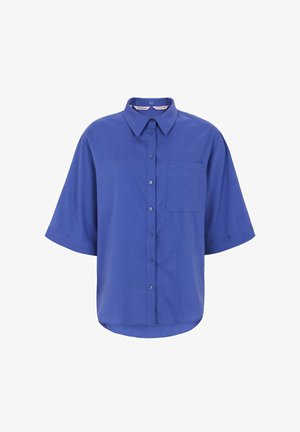 Modra srajca s kratkimi rokavi, narejena iz lahkega blaga, z ovratnikom in enim žepom na prsih z ravnim izrezom ter sproščenim oprijetjem.