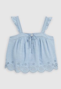 Ljusblå chambray-topp med volangdetaljer på axelbanden, dragsko framtill och broderad blommönster längs den scalloperade nederkanten.