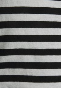 Tecido listrado em preto e branco com listras horizontais alternadas. A textura parece suave e tricotada, com um espaçamento consistente entre as listras.