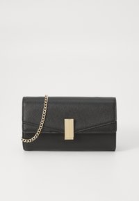 Clutch sintético negro con un acabado texturizado, que presenta una correa de cadena dorada y un detalle de cierre rectangular en el frente.