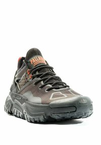 Scarpa sportiva nera con tomaia texturizzata, punta rinforzata e suola in gomma spessa. Presenta dettagli arancioni e design con lacci.