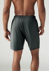 Herre mørkegrå træningsshorts lavet af tekstureret stof, med elastisk talje og design i midt-lår længde.