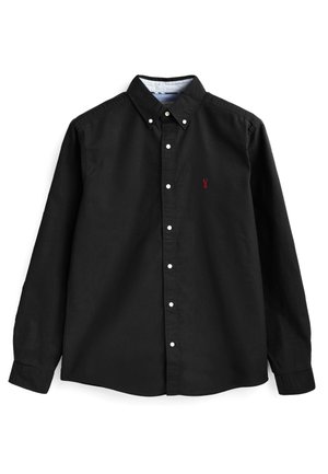 Camicia nera a maniche lunghe in cotone con una texture liscia, caratterizzata da un colletto bianco a contrasto, bottoni bianchi e un logo ricamato rosso.