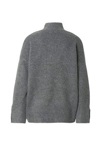 Pull gris en maille avec col montant, épaules tombantes et fentes latérales. Confectionné en matériau doux avec une texture uniforme. Pas de boutons visibles.